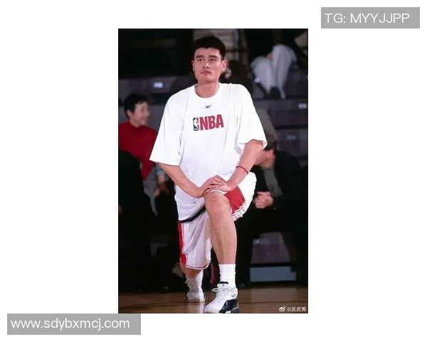 姚明重返赛场展现扣篮风采引发球迷热议与怀旧情怀