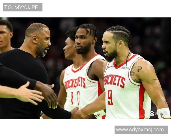 火箭队队员全力备战:为新赛季蓄势待发 火箭队队员全力备战:为新赛季蓄势待发